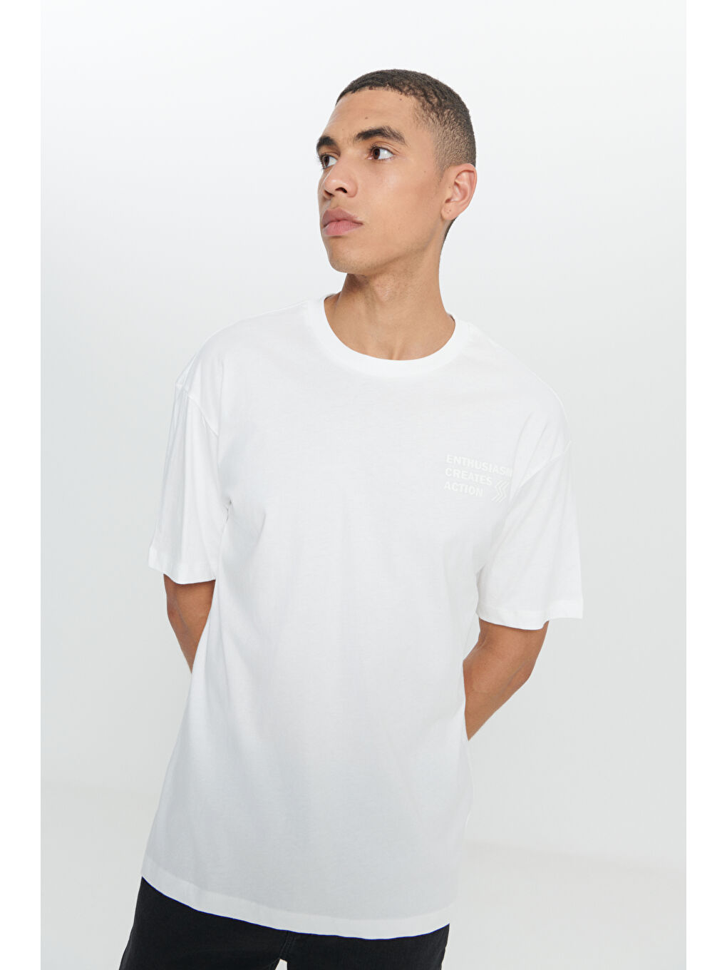 Erkek Ekru Loose Fit Bol Kesim %100 Pamuk Baskılı Bisiklet Yaka Tişört-2