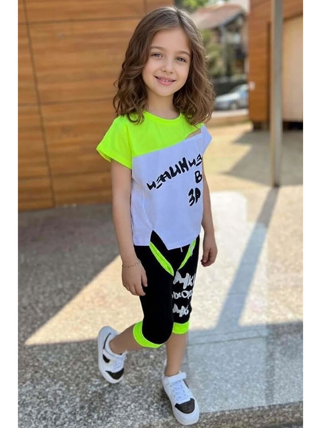 Kız Çocuk Üzeri Yazı Baskılı Bisiklet Yaka T-Shirt ve Şerit Detaylı Siyah Kapri Şortlu Takım-1