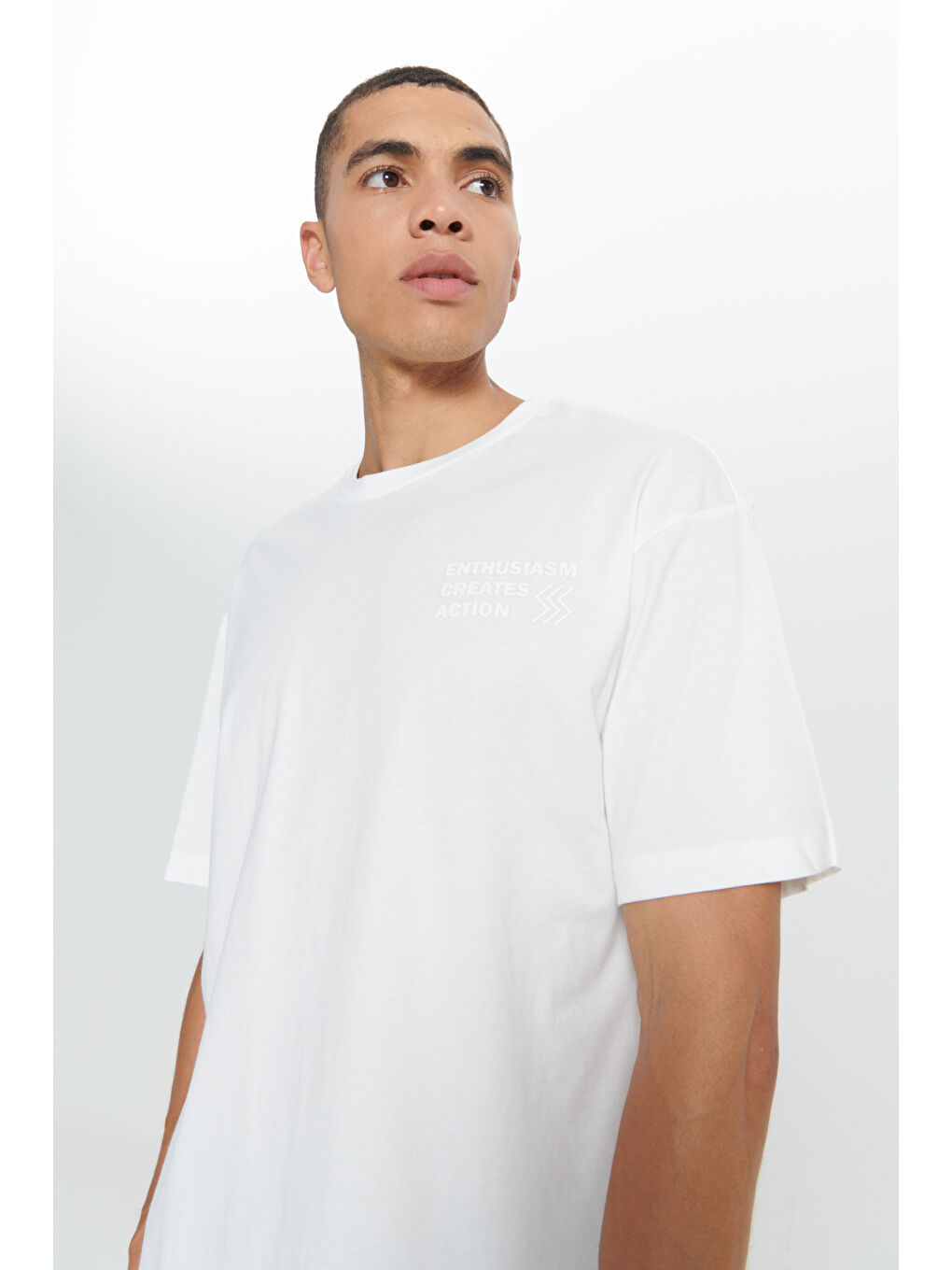 Erkek Ekru Loose Fit Bol Kesim %100 Pamuk Baskılı Bisiklet Yaka Tişört-3