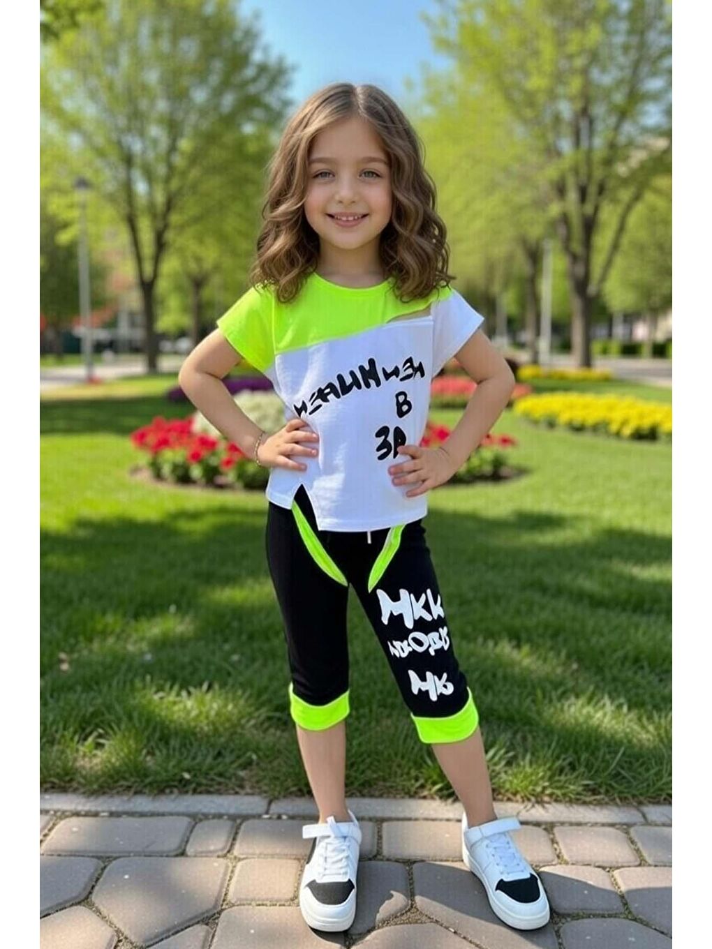 Kız Çocuk Üzeri Yazı Baskılı Bisiklet Yaka T-Shirt ve Şerit Detaylı Siyah Kapri Şortlu Takım-2