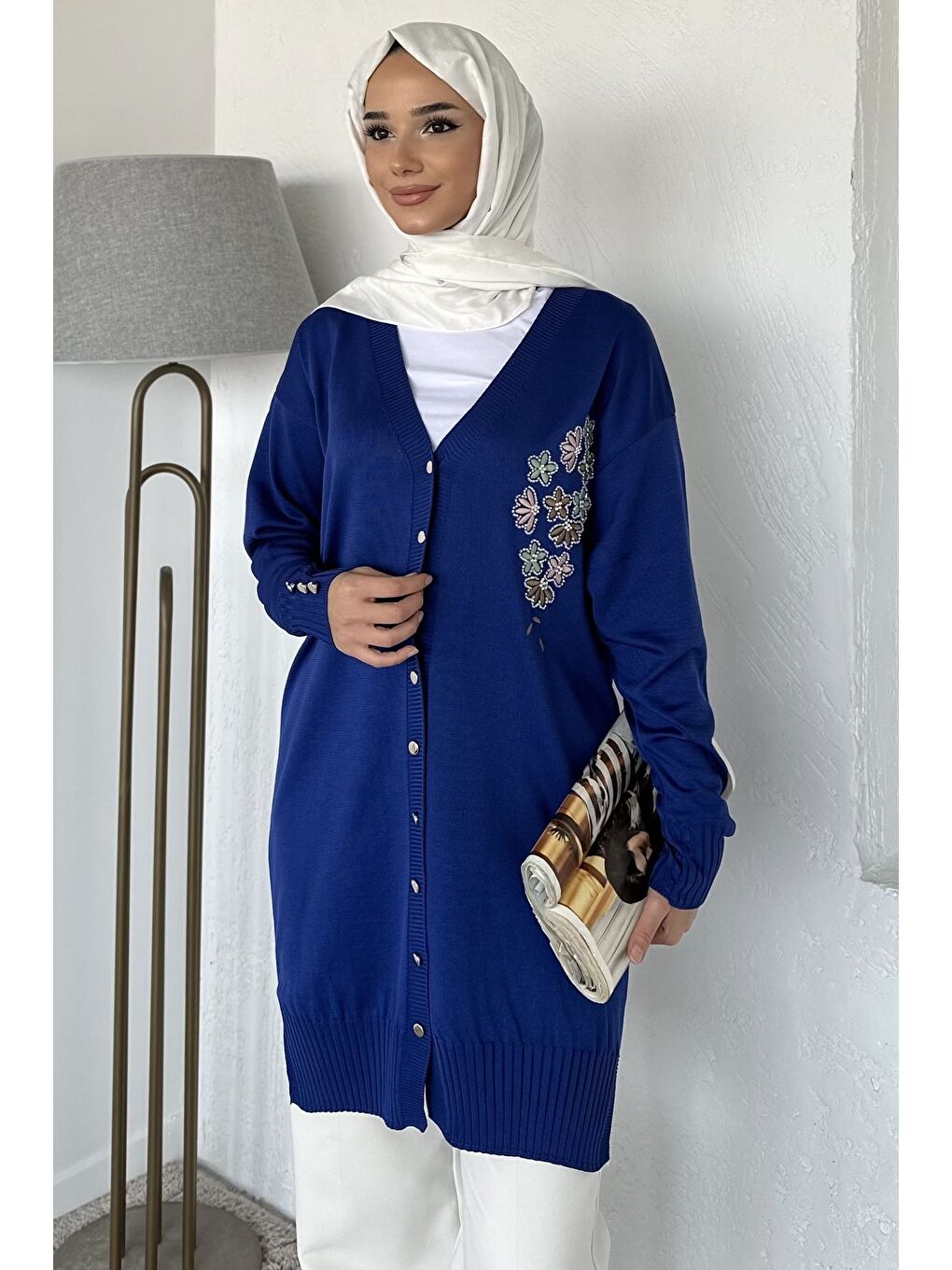 Mavi Ön Düğmeli V Yaka Nakışlı Tesettür Triko Hırka