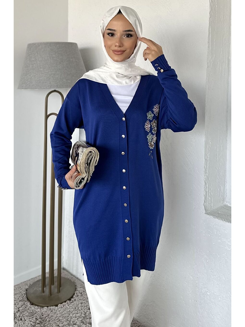 Mavi Ön Düğmeli V Yaka Nakışlı Tesettür Triko Hırka-3