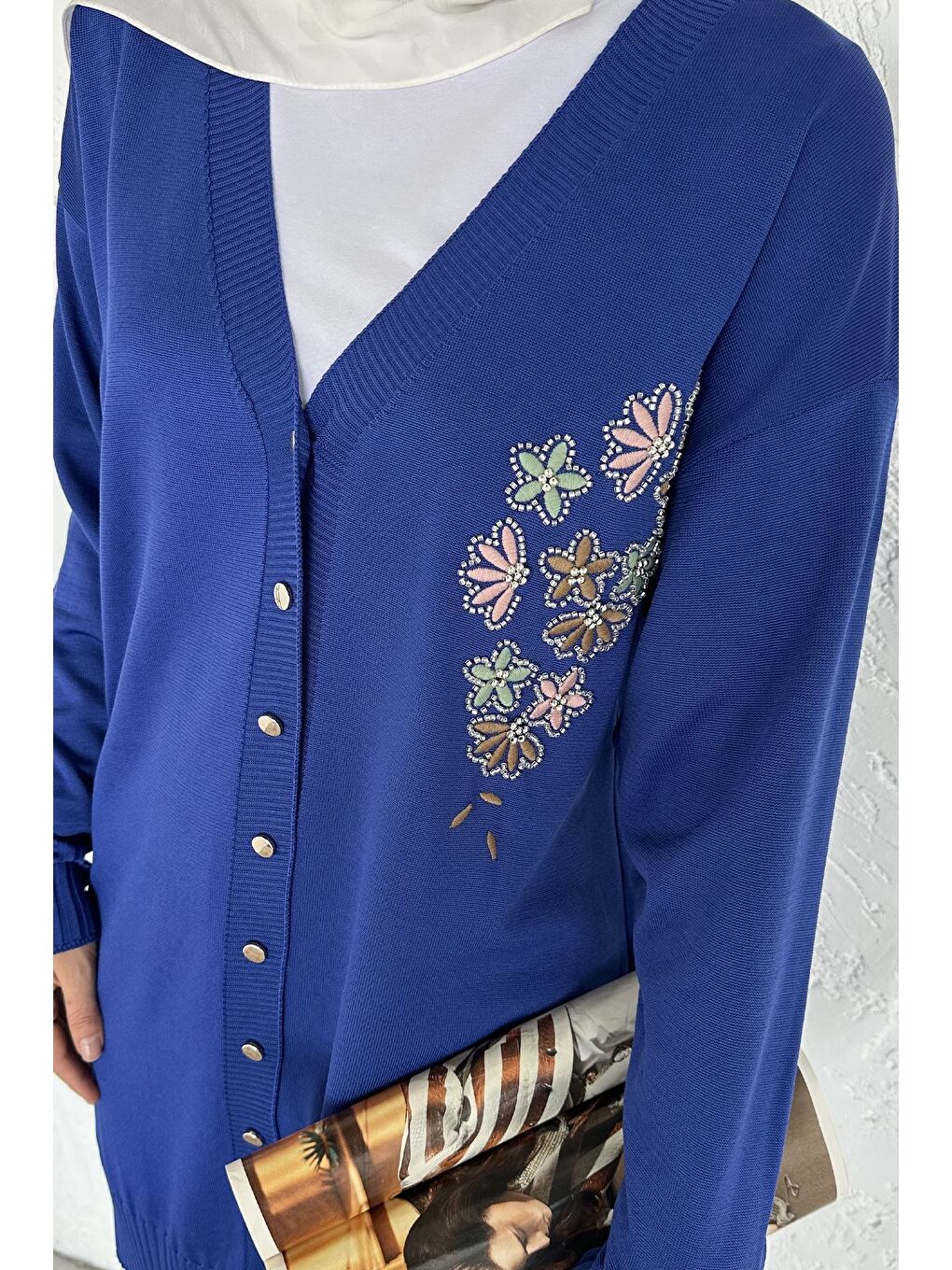 Mavi Ön Düğmeli V Yaka Nakışlı Tesettür Triko Hırka-7