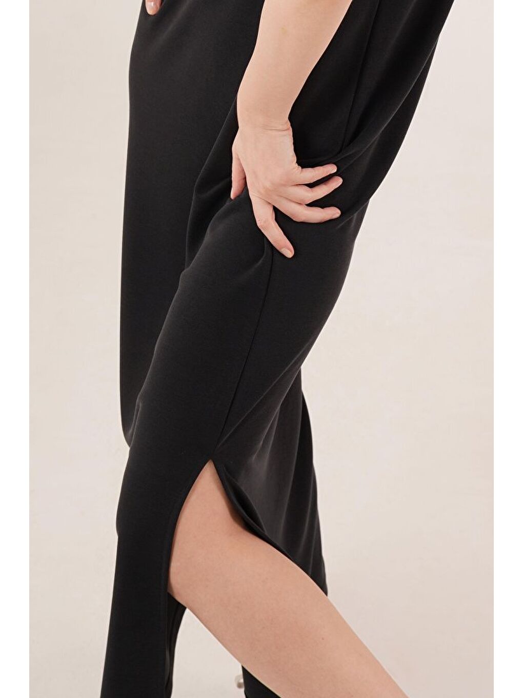 Yırtmaç Detaylı Kısa Kollu Salaş Maxi Siyah Elbise-3