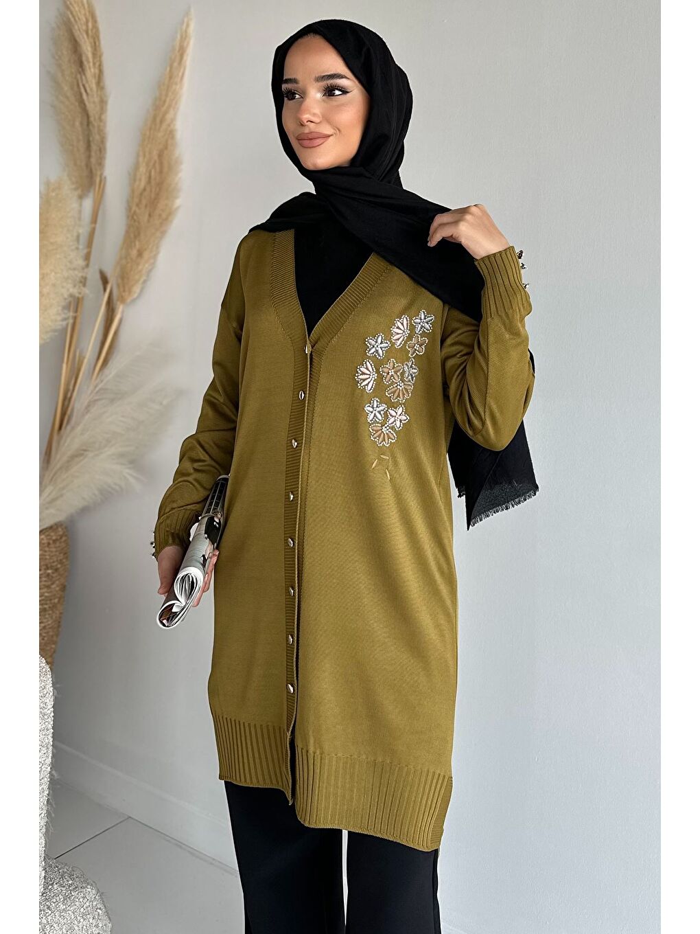 Yeşil Ön Düğmeli V Yaka Nakışlı Tesettür Triko Hırka-1