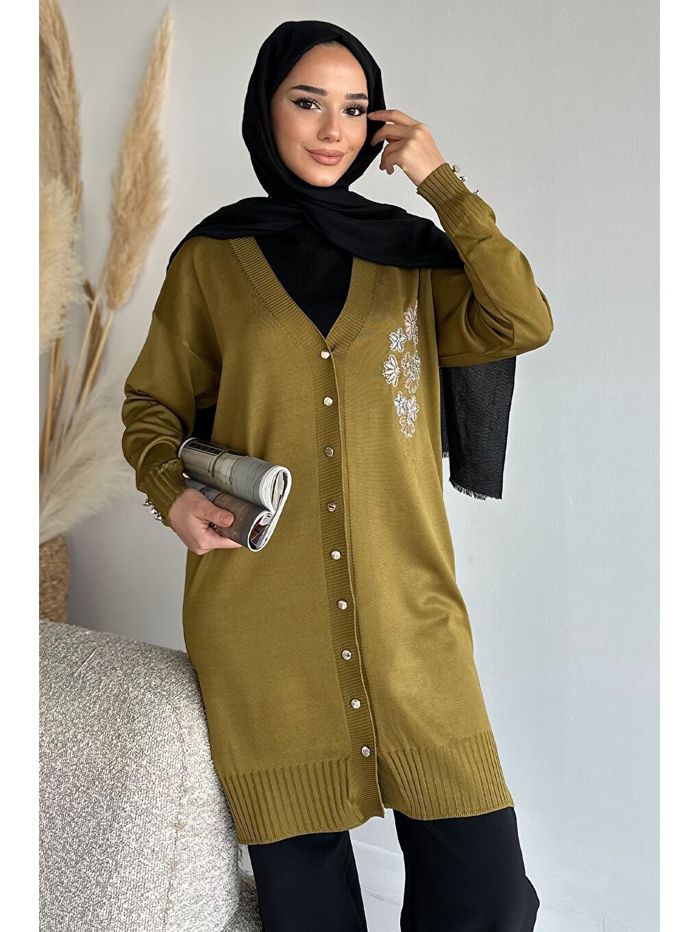 Yeşil Ön Düğmeli V Yaka Nakışlı Tesettür Triko Hırka-3