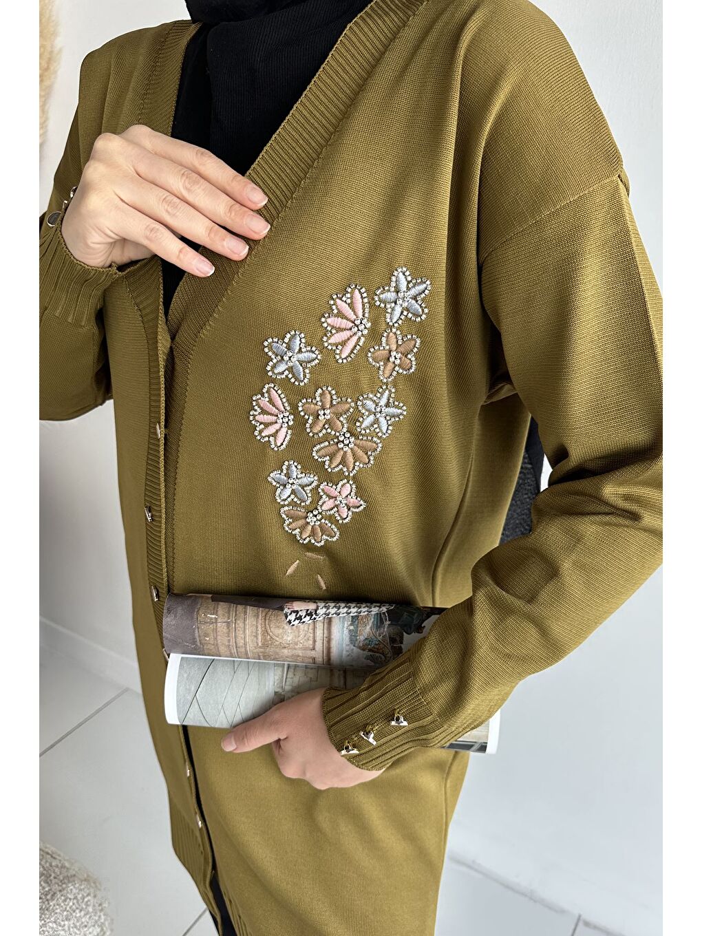 Yeşil Ön Düğmeli V Yaka Nakışlı Tesettür Triko Hırka-6