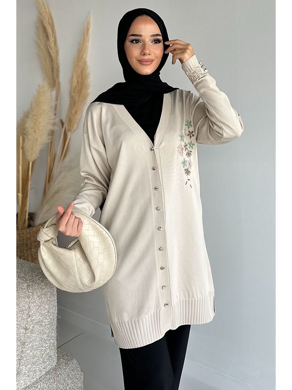 Bej Ön Düğmeli V Yaka Nakışlı Tesettür Triko Hırka-3