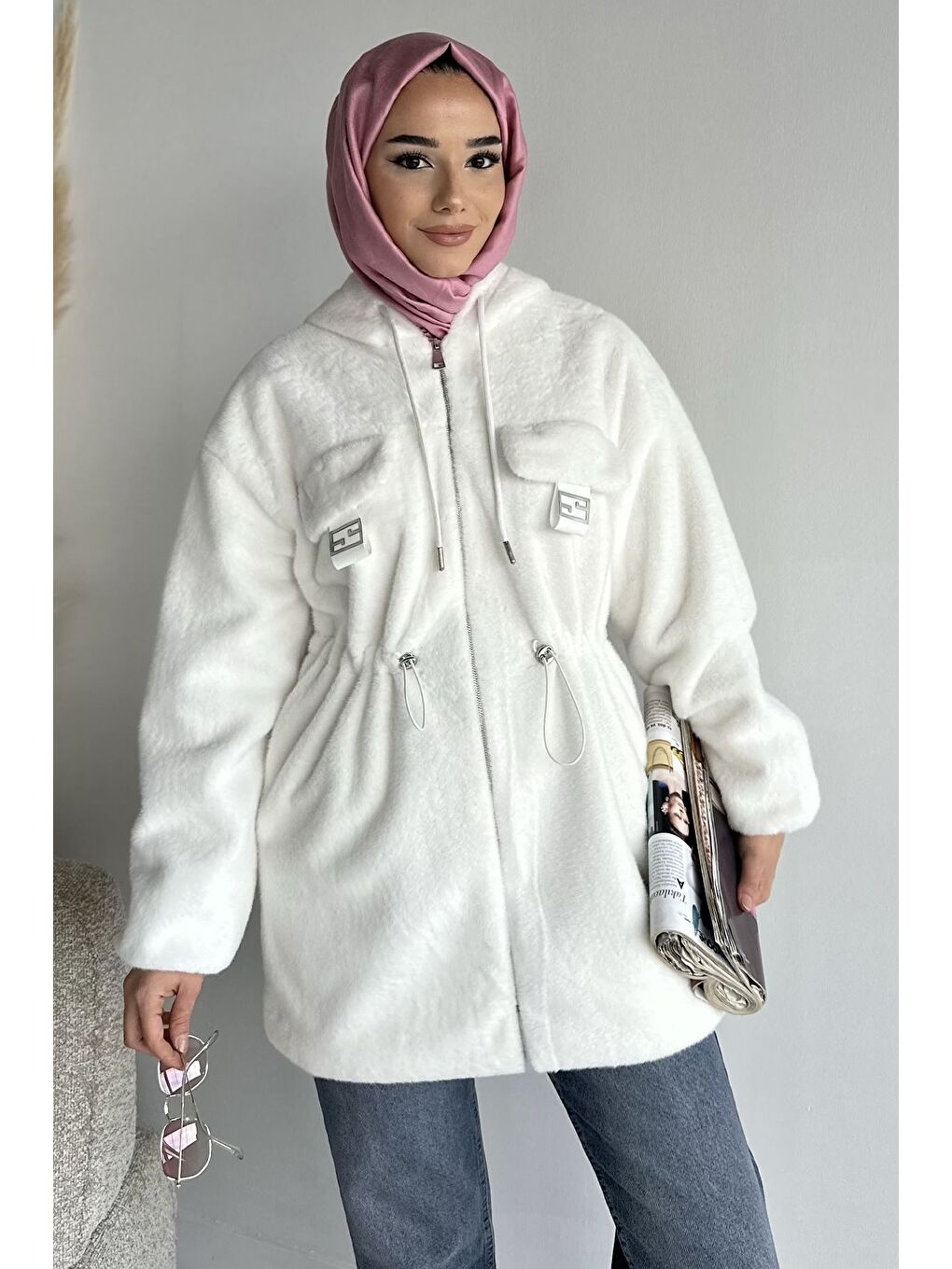 Beyaz Gülseli Kadın Kapüşonlu Tesettür Pelüş Mont