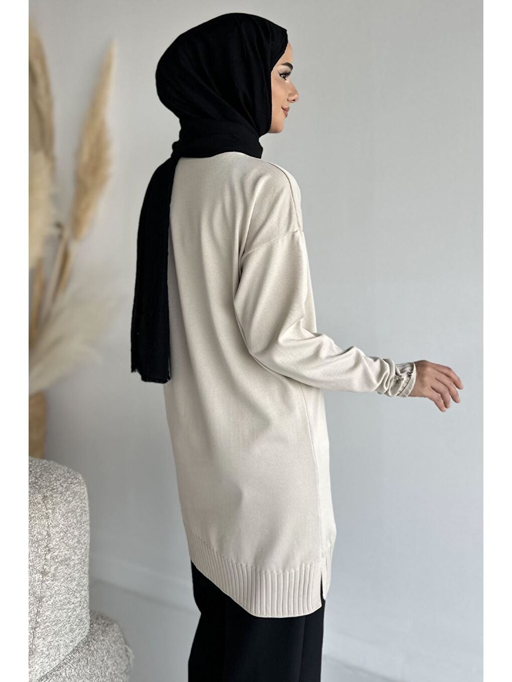 Bej Ön Düğmeli V Yaka Nakışlı Tesettür Triko Hırka-4