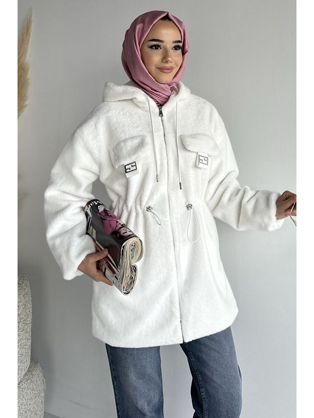 Beyaz Gülseli Kadın Kapüşonlu Tesettür Pelüş Mont-2