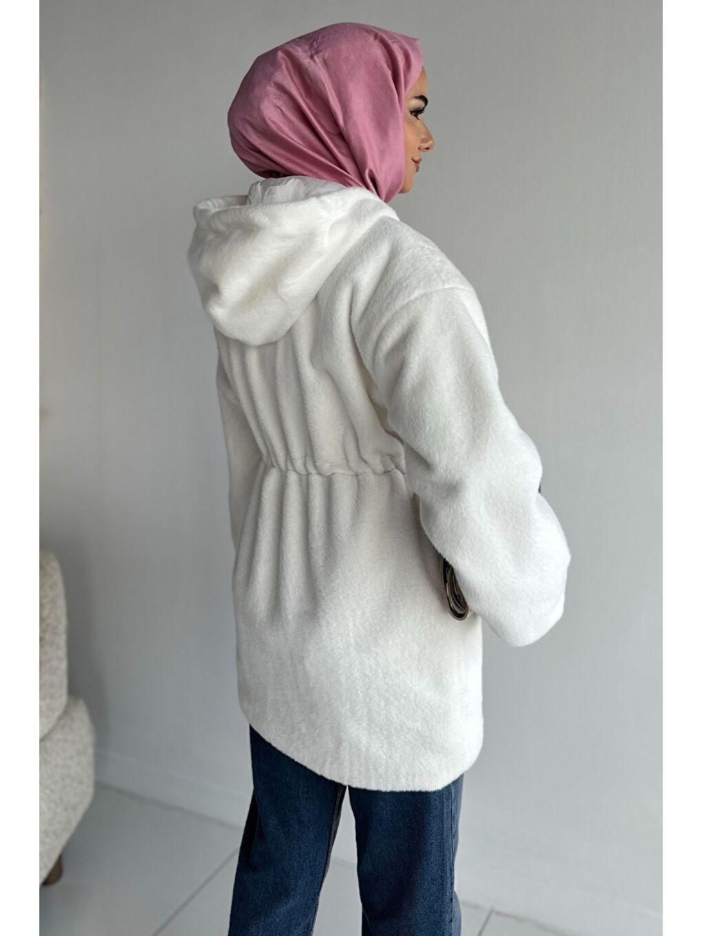 Beyaz Gülseli Kadın Kapüşonlu Tesettür Pelüş Mont-5