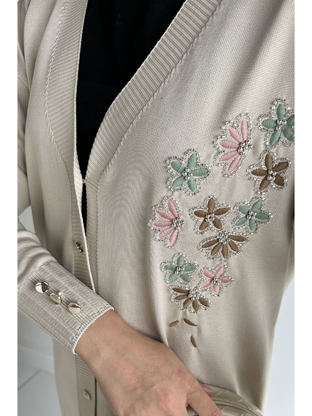 Bej Ön Düğmeli V Yaka Nakışlı Tesettür Triko Hırka-6