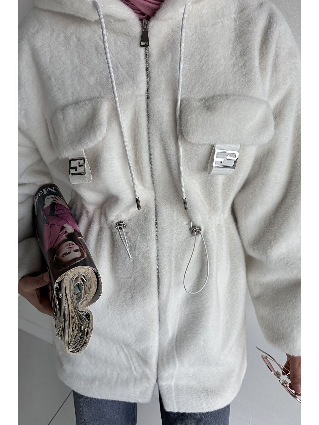 Beyaz Gülseli Kadın Kapüşonlu Tesettür Pelüş Mont-6