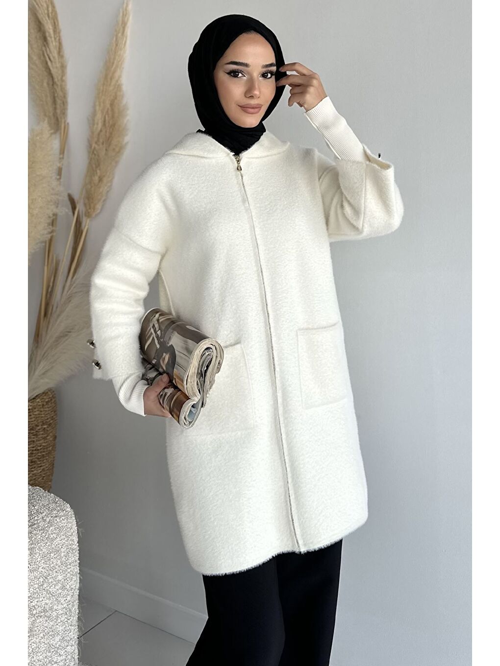 Ekru Gülseli Kapüşonlu Çift Cepli Ön Fermuarlı Tesettür Triko Hırka