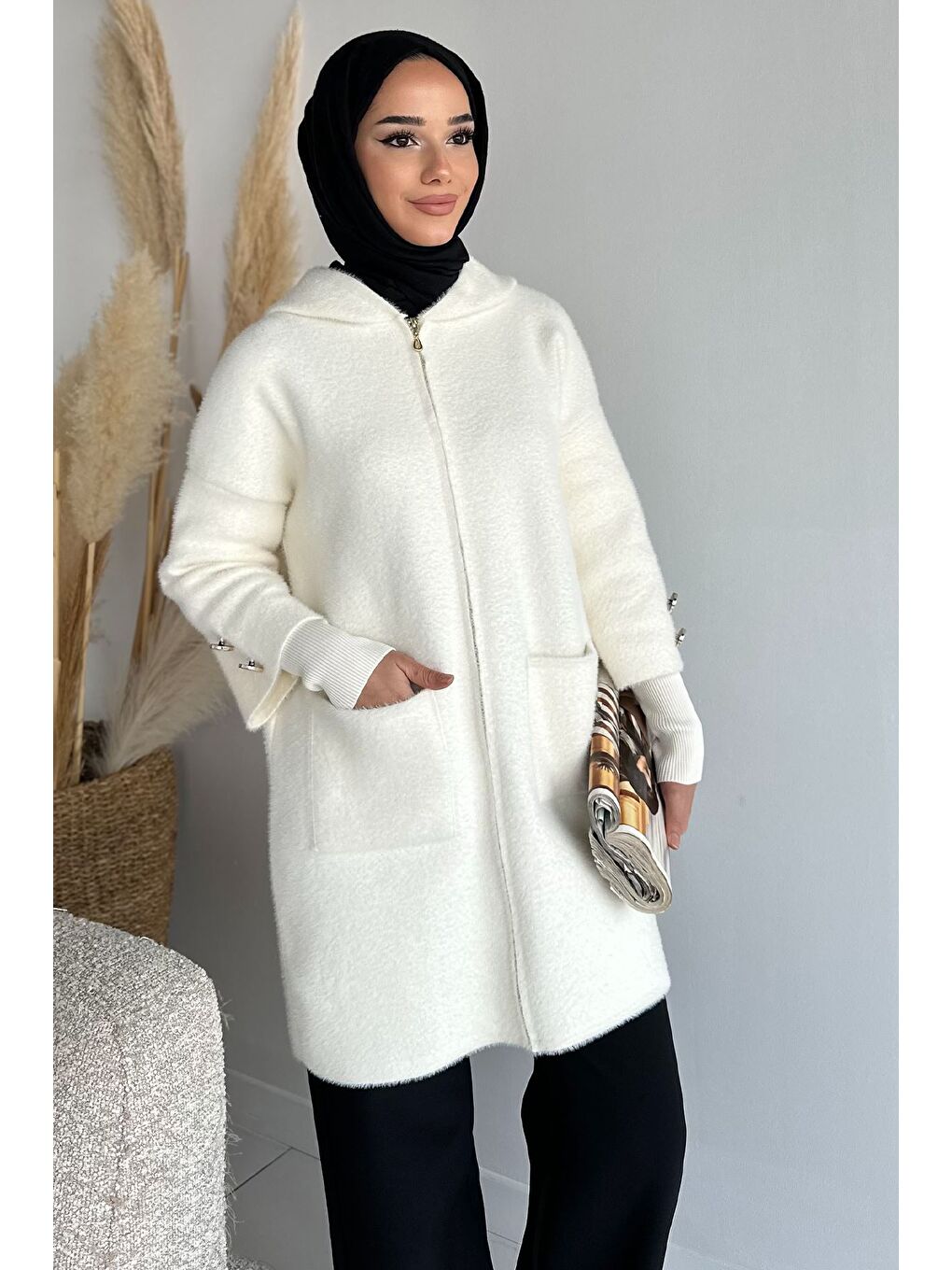 Ekru Gülseli Kapüşonlu Çift Cepli Ön Fermuarlı Tesettür Triko Hırka-2