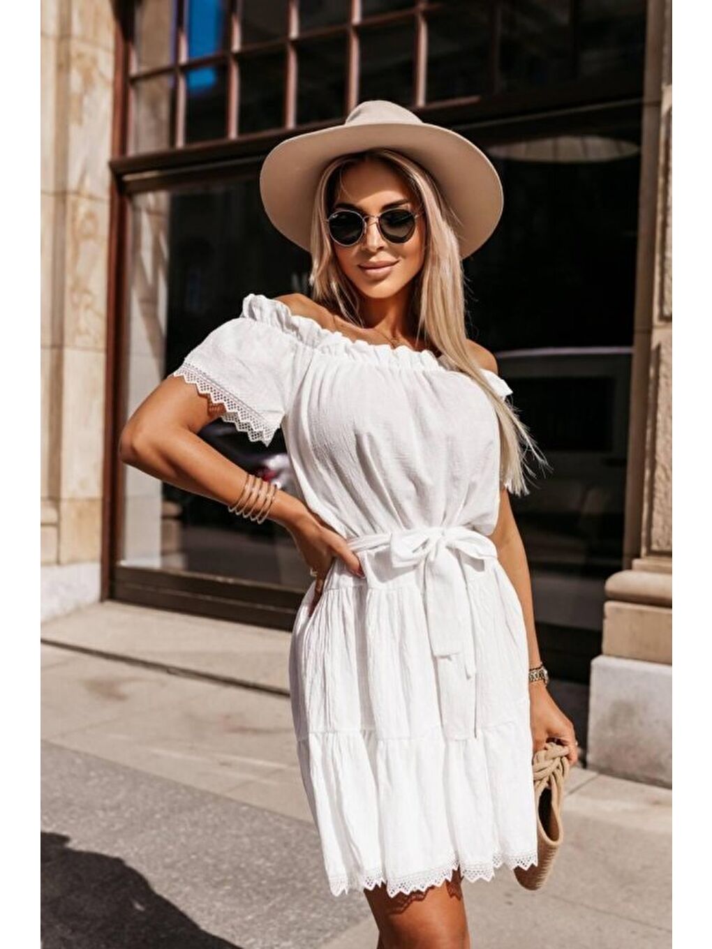 Beyaz Kadın Dantel Detaylı Madonna Yaka Beli Kuşaklı Keten Kumaş Elbise