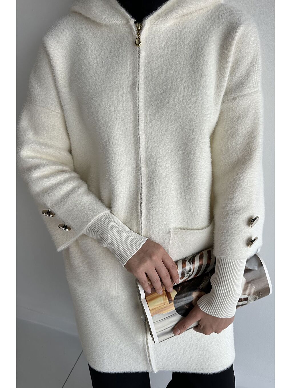 Ekru Gülseli Kapüşonlu Çift Cepli Ön Fermuarlı Tesettür Triko Hırka-6