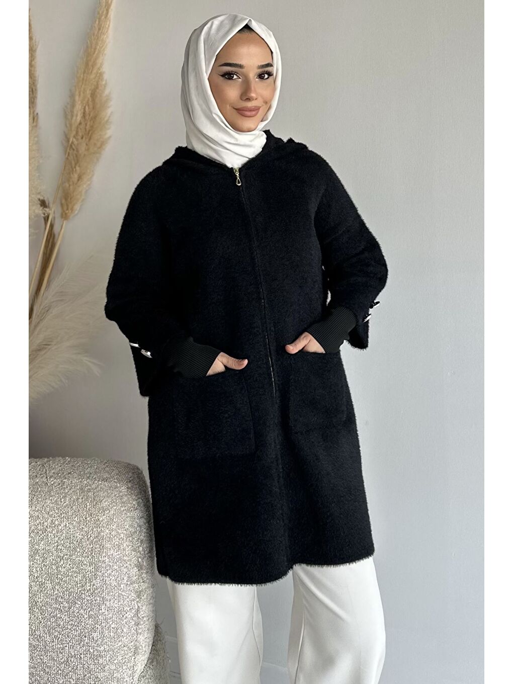 Siyah Gülseli Kapüşonlu Çift Cepli Ön Fermuarlı Tesettür Triko Hırka-2