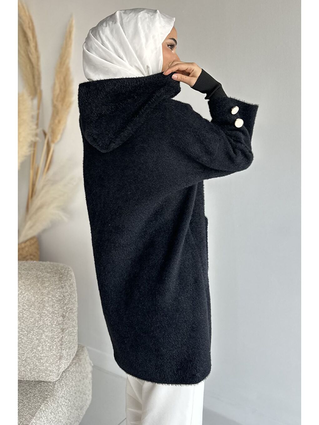 Siyah Gülseli Kapüşonlu Çift Cepli Ön Fermuarlı Tesettür Triko Hırka-5