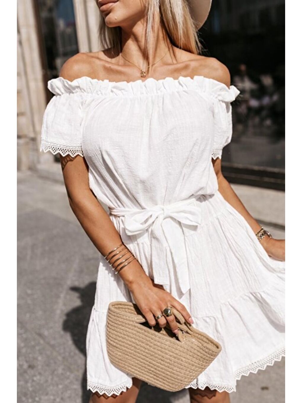 Beyaz Kadın Dantel Detaylı Madonna Yaka Beli Kuşaklı Keten Kumaş Elbise-3