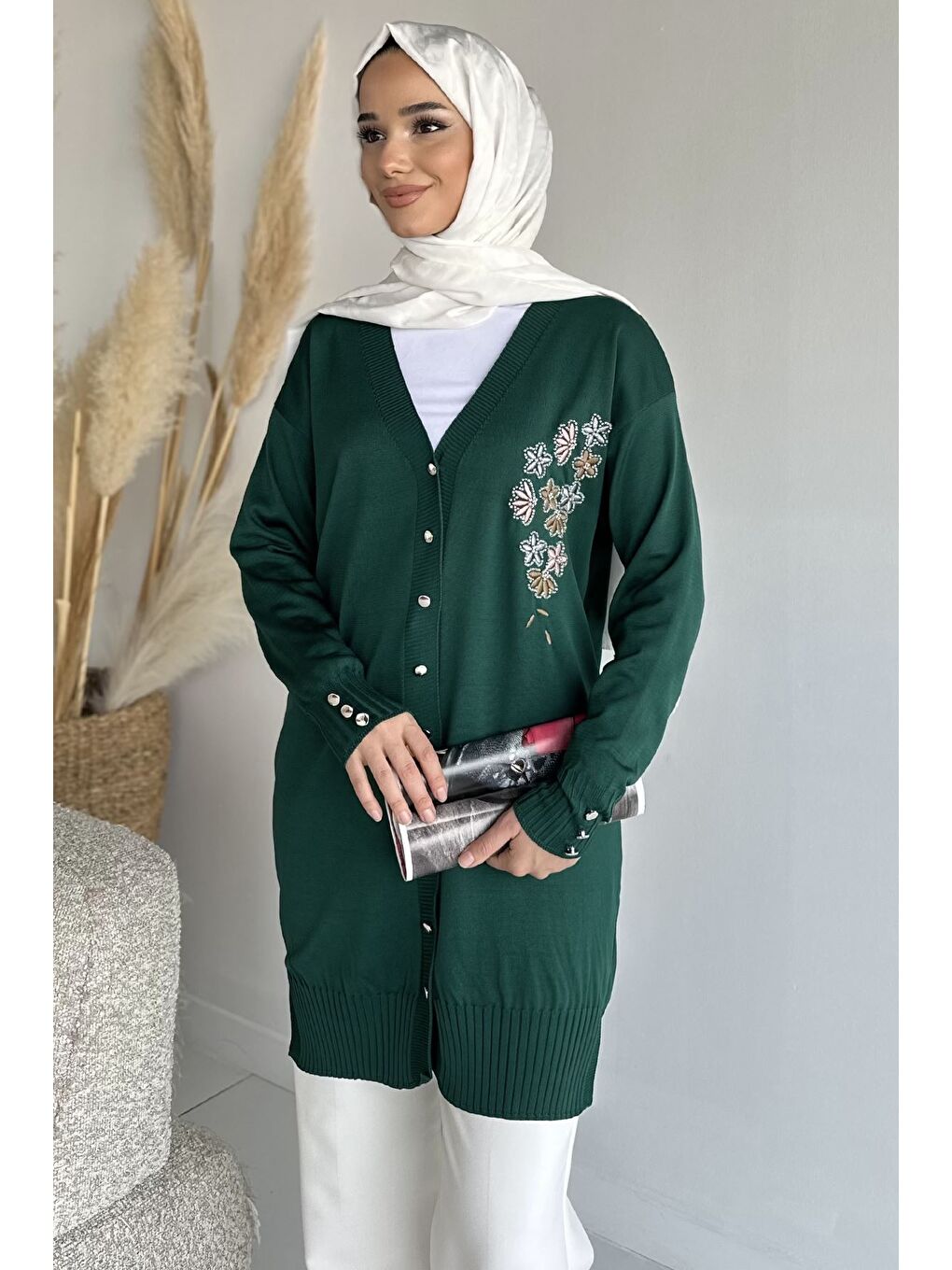 Yeşil Ön Düğmeli V Yaka Nakışlı Tesettür Triko Hırka-3