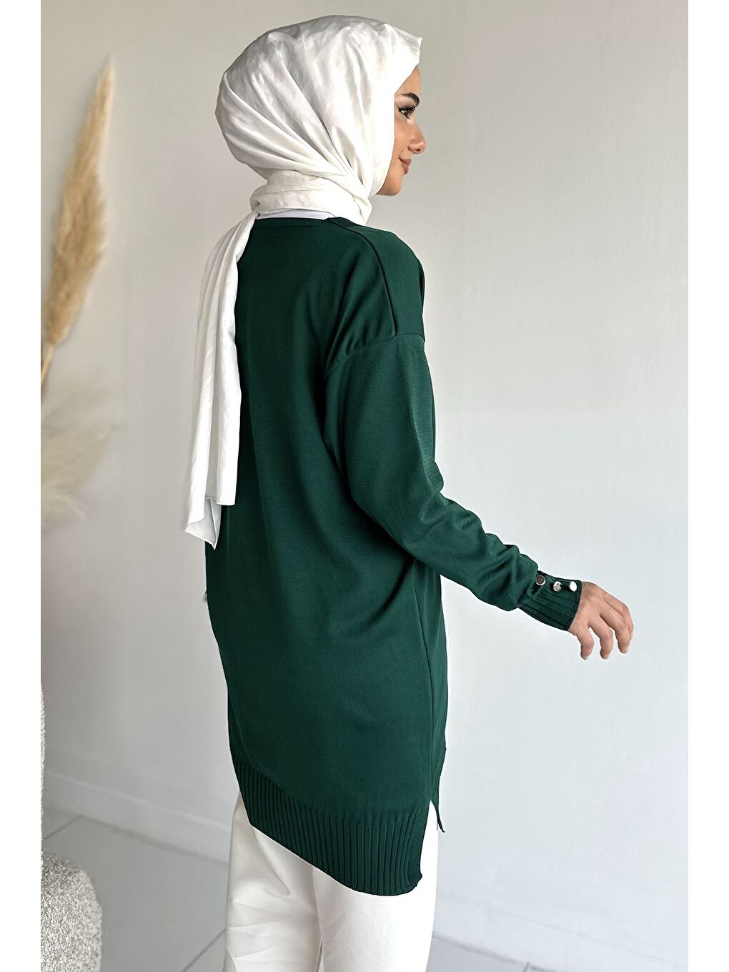 Yeşil Ön Düğmeli V Yaka Nakışlı Tesettür Triko Hırka-4