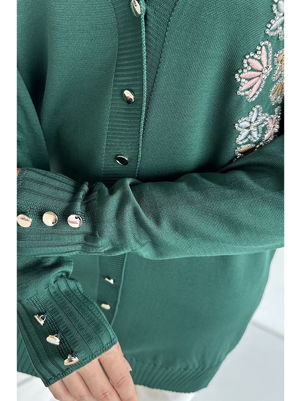 Yeşil Ön Düğmeli V Yaka Nakışlı Tesettür Triko Hırka-7