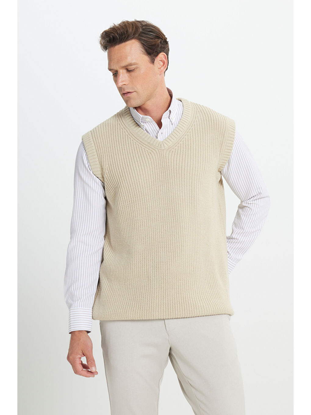 Erkek Bej Standart Fit Normal Kesim V Yaka Triko Süveter
