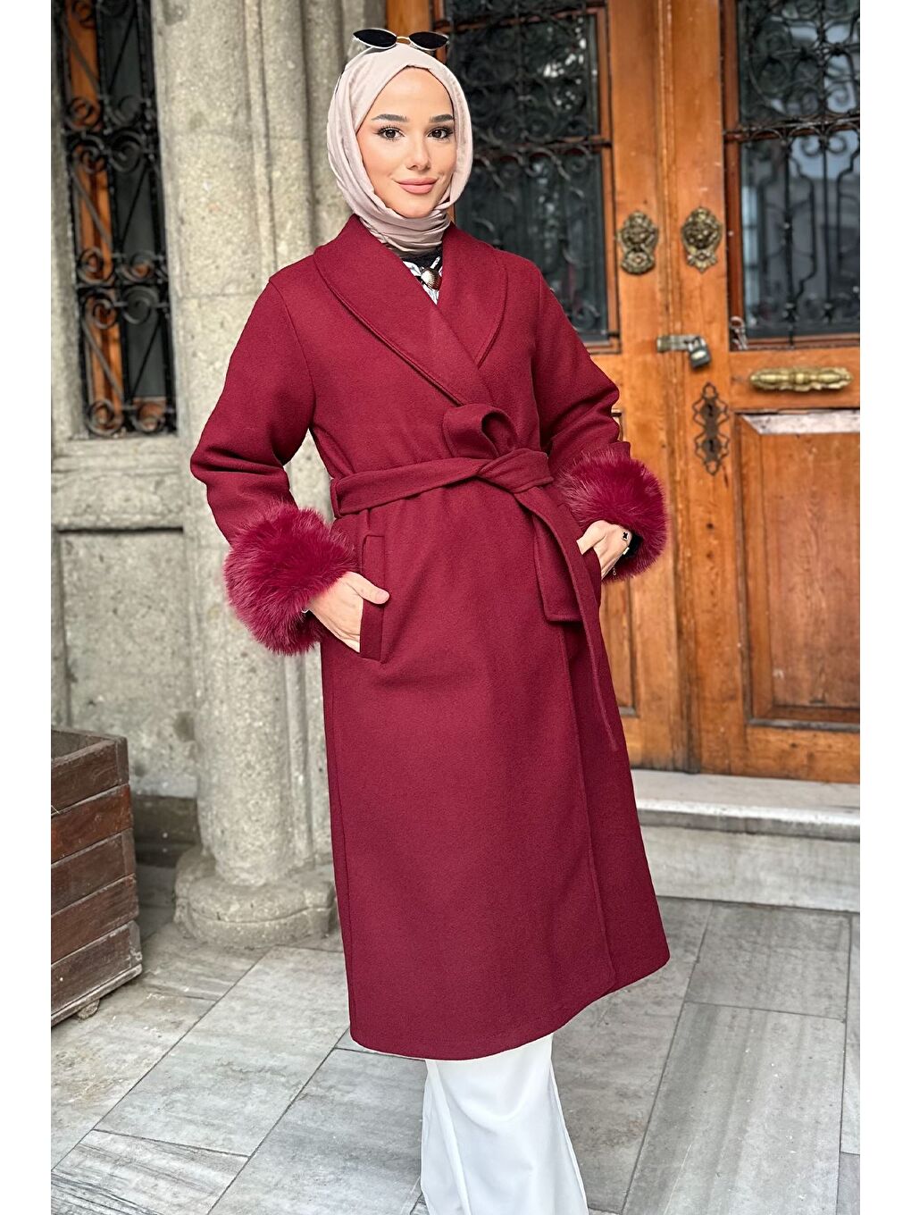 Bordo Bel Kuşaklı Kol Ucu Pelüş Detaylı Tesettür Kaşe Kaban-4