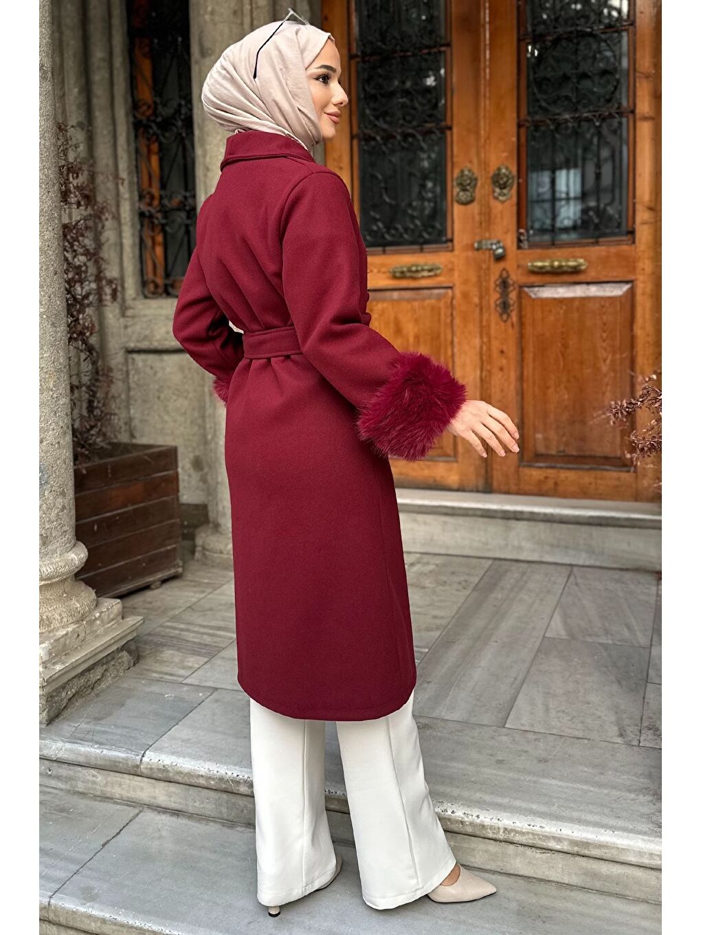 Bordo Bel Kuşaklı Kol Ucu Pelüş Detaylı Tesettür Kaşe Kaban-7