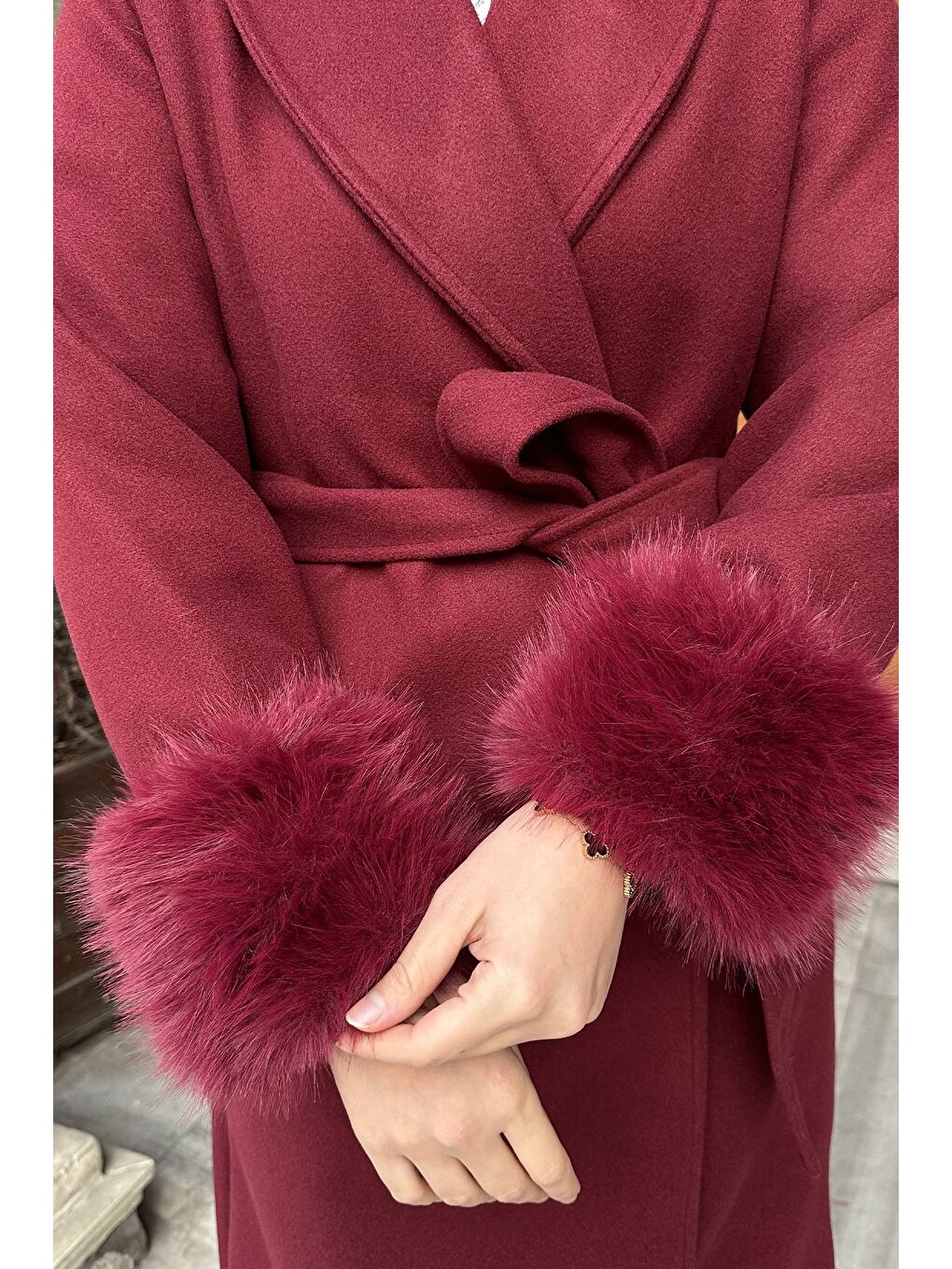 Bordo Bel Kuşaklı Kol Ucu Pelüş Detaylı Tesettür Kaşe Kaban-9