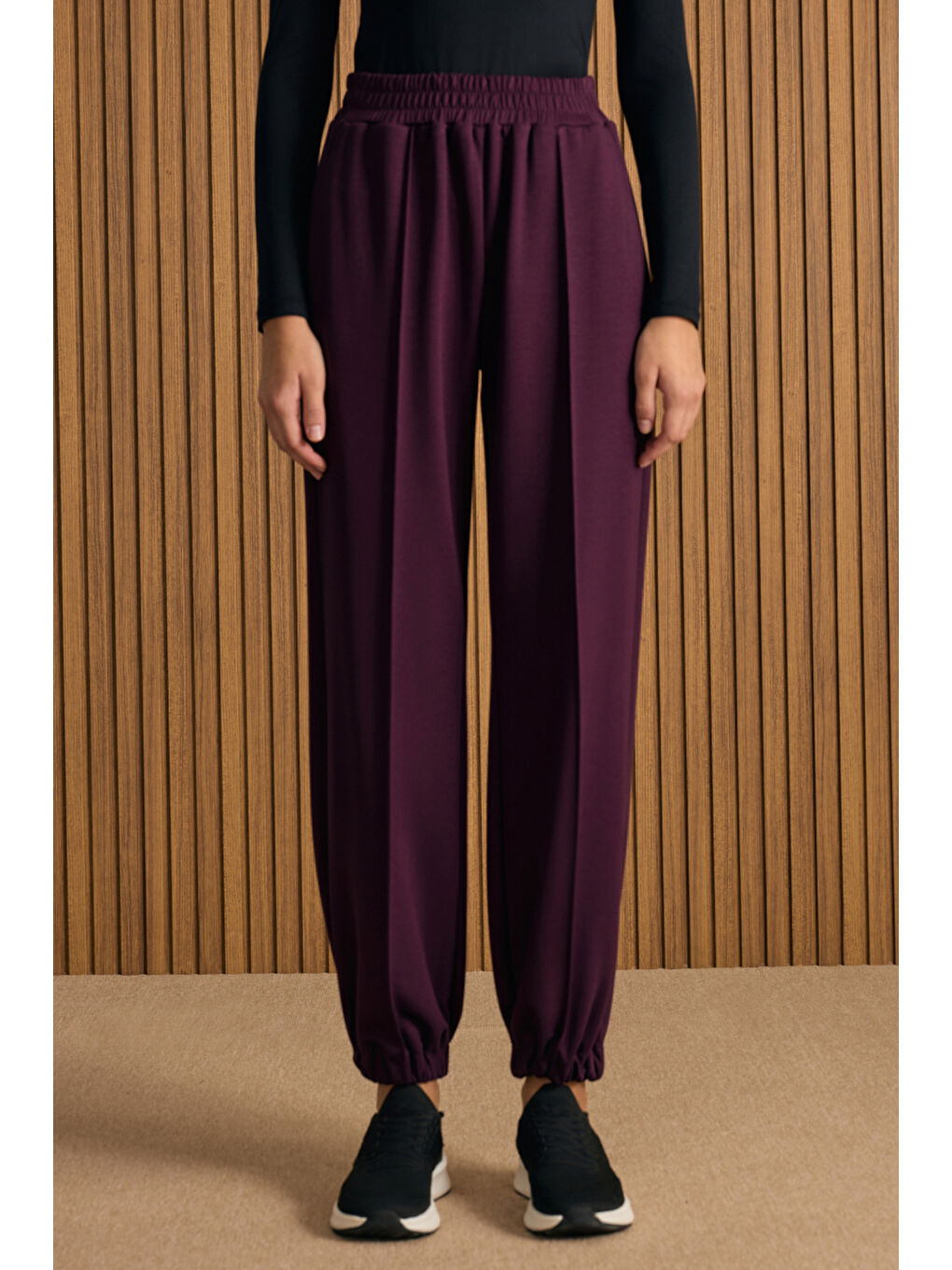 Bordo Beli ve Paçası Lastikli Viscon Örme Pantolon-1