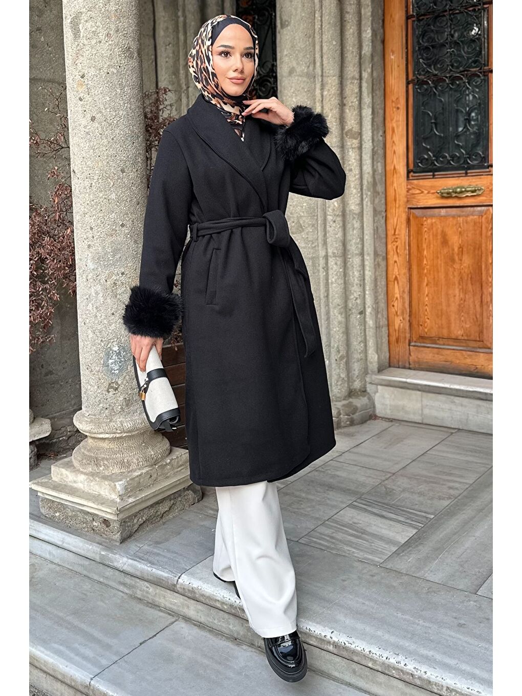 Siyah Bel Kuşaklı Kol Ucu Pelüş Detaylı Tesettür Kaşe Kaban-1