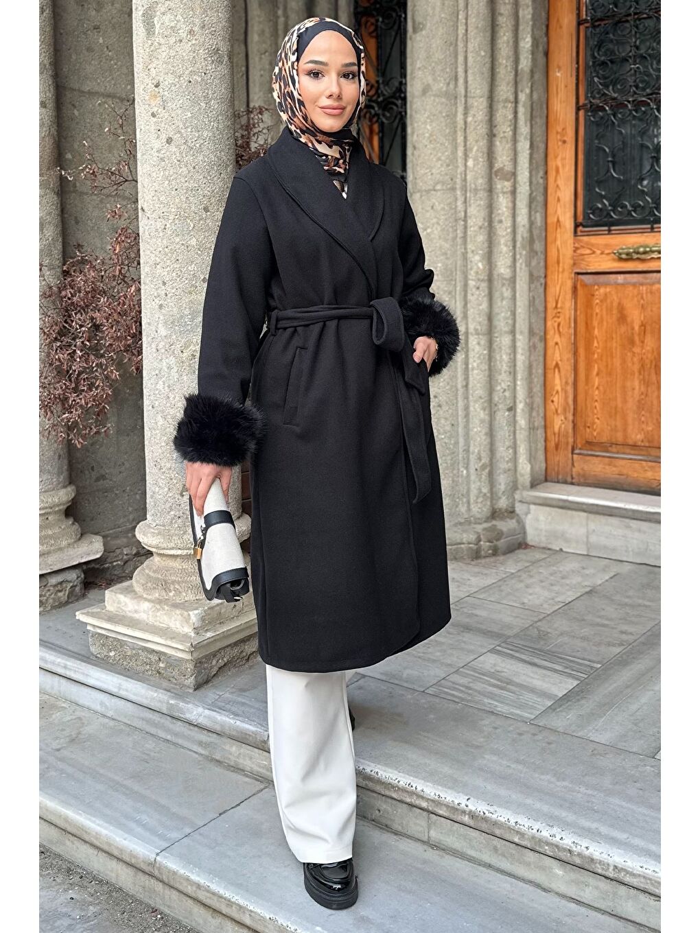 Siyah Bel Kuşaklı Kol Ucu Pelüş Detaylı Tesettür Kaşe Kaban-3