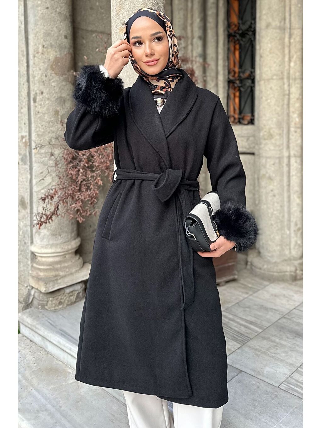 Siyah Bel Kuşaklı Kol Ucu Pelüş Detaylı Tesettür Kaşe Kaban-5