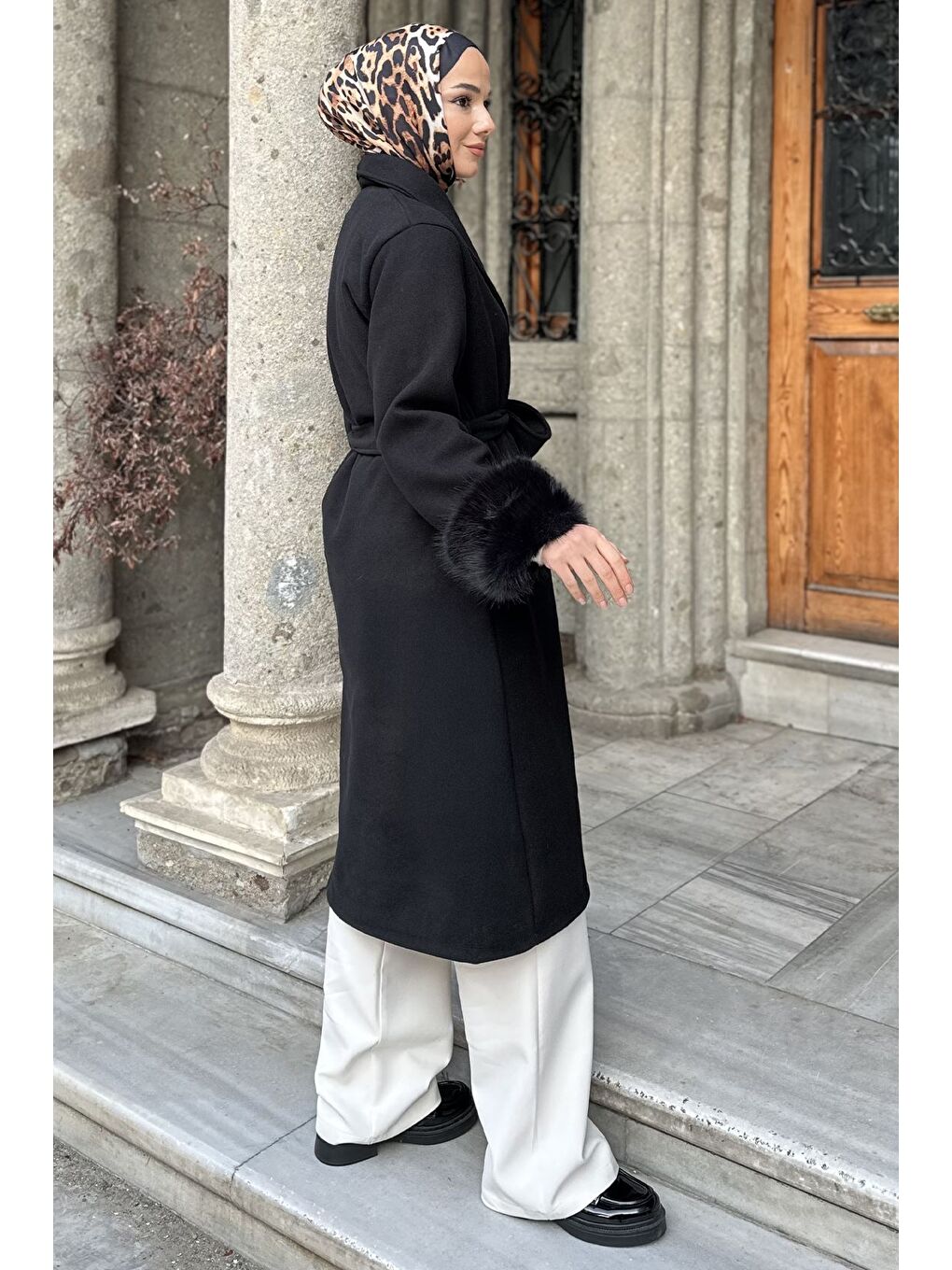 Siyah Bel Kuşaklı Kol Ucu Pelüş Detaylı Tesettür Kaşe Kaban-7