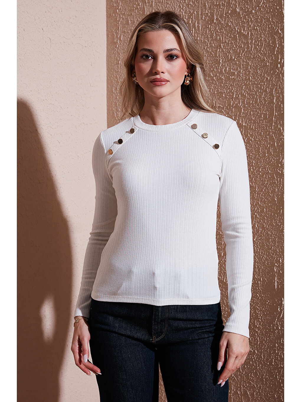 Ekru Regular Fit Bisiklet Yaka Düğme Detaylı Bluz 25K0252K1