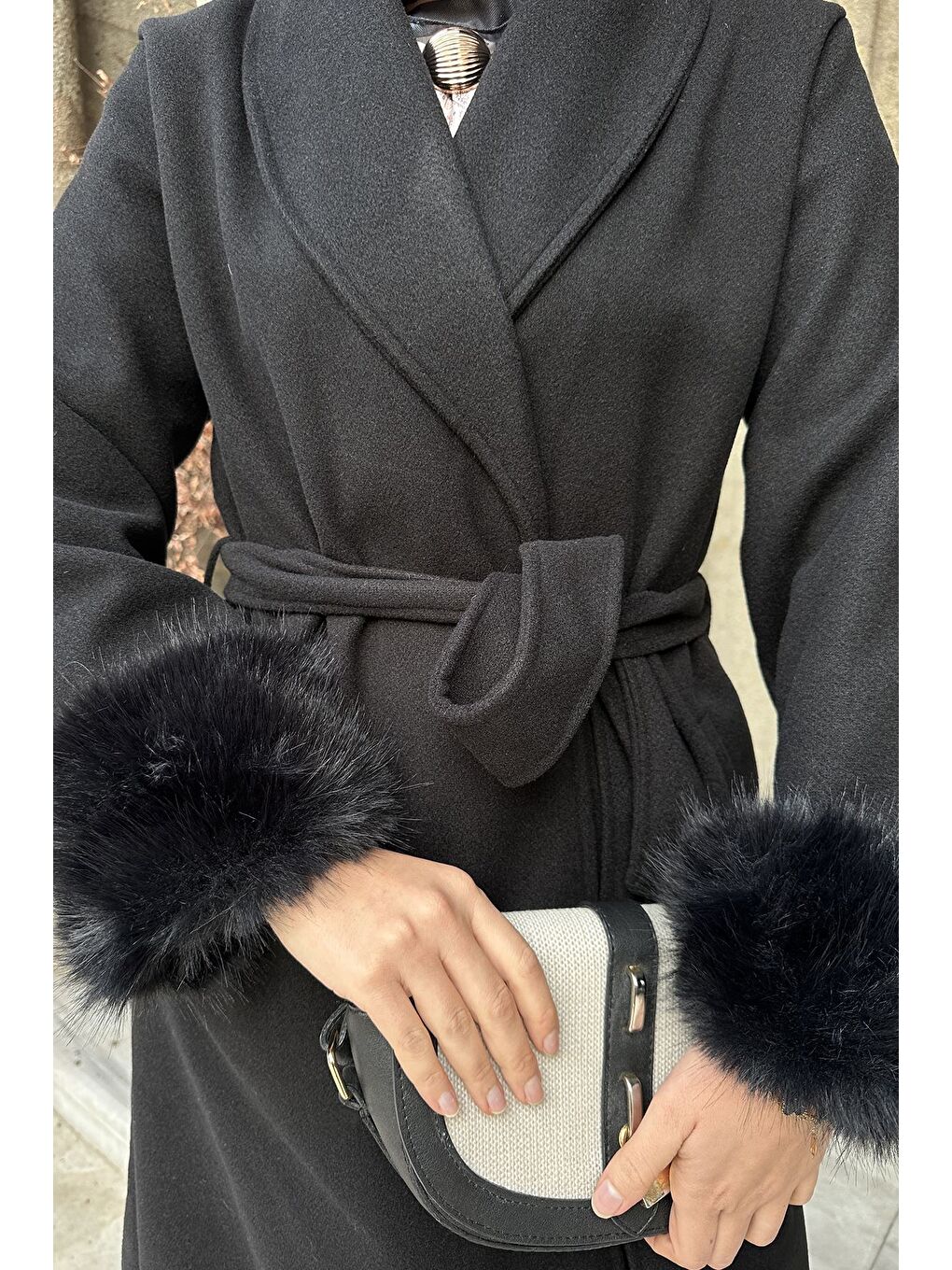 Siyah Bel Kuşaklı Kol Ucu Pelüş Detaylı Tesettür Kaşe Kaban-9