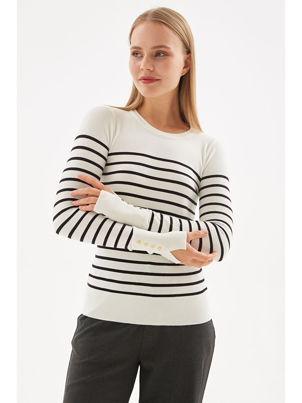 Ekru Regular Fit Bisiklet Yaka Düğme Detaylı Kazak 25K0023K1-1