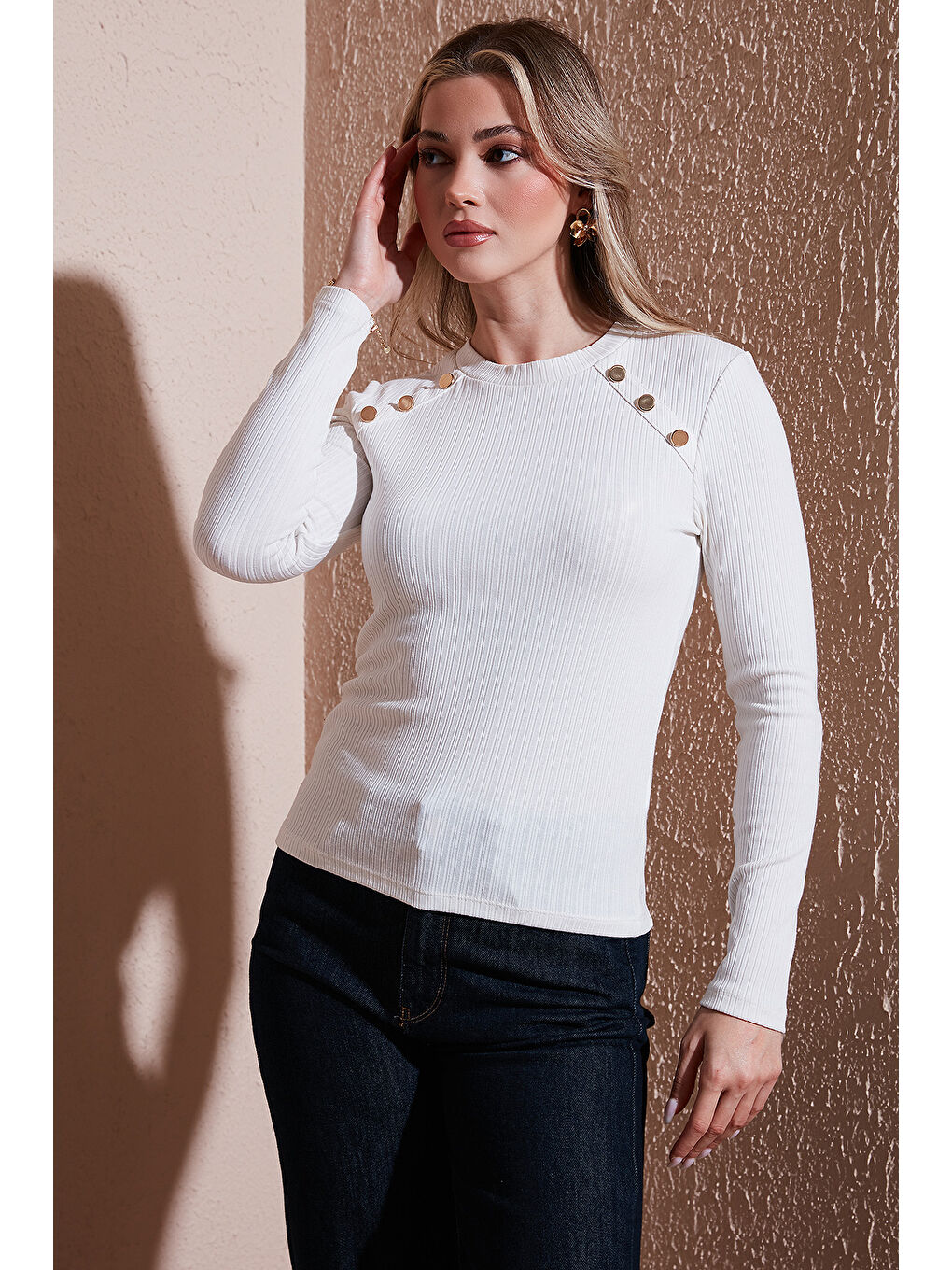 Ekru Regular Fit Bisiklet Yaka Düğme Detaylı Bluz 25K0252K1-1