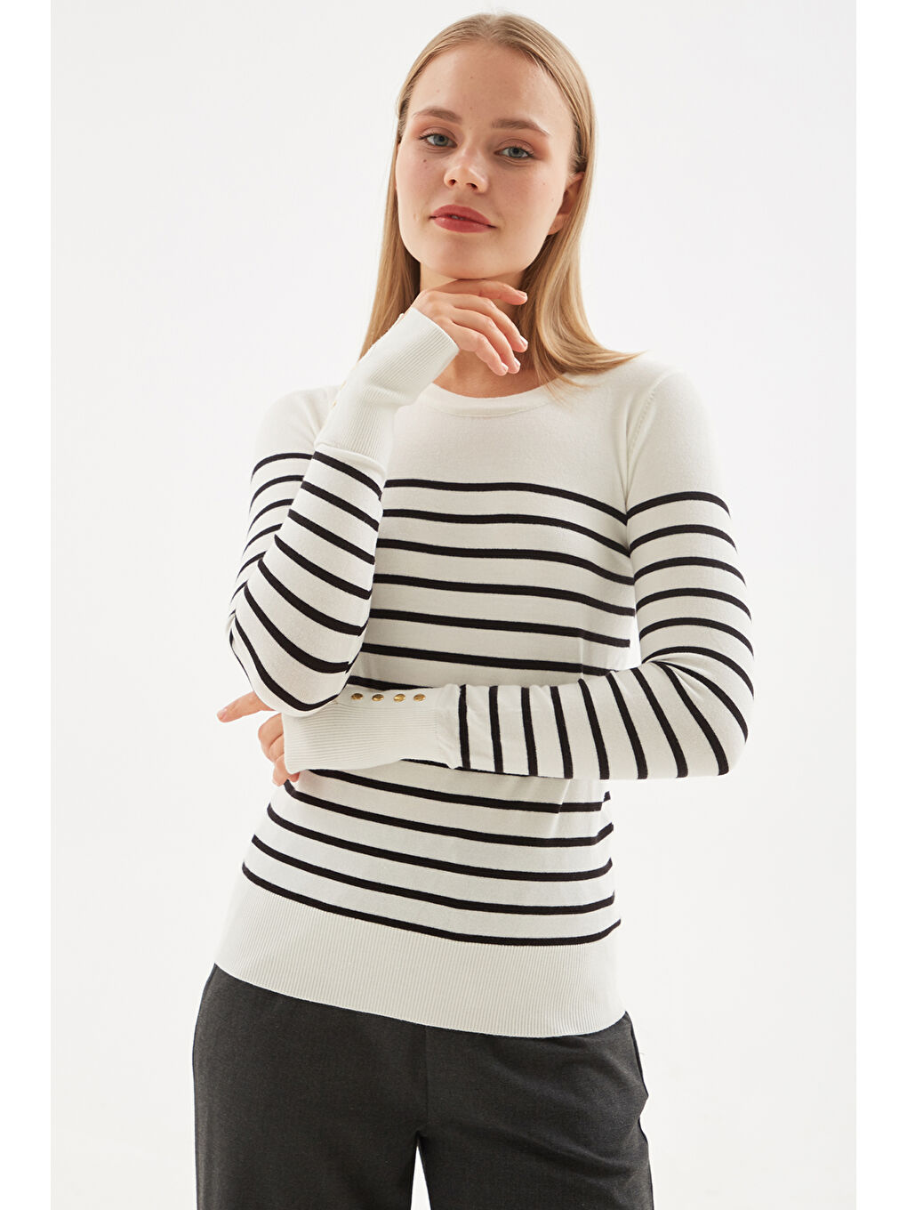 Ekru Regular Fit Bisiklet Yaka Düğme Detaylı Kazak 25K0023K1-2