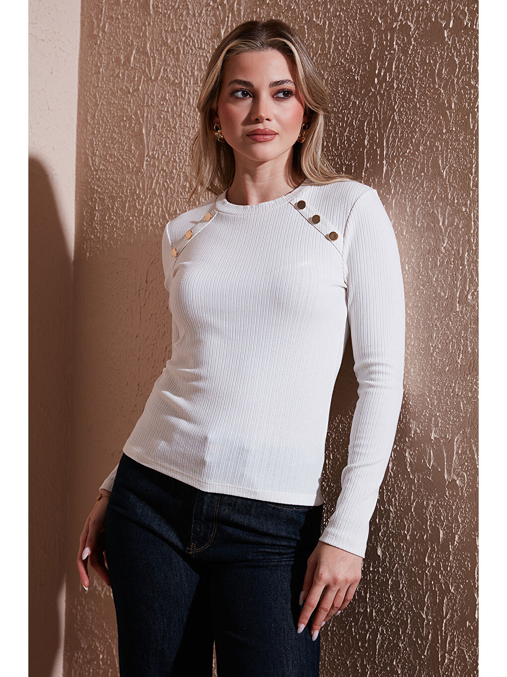 Ekru Regular Fit Bisiklet Yaka Düğme Detaylı Bluz 25K0252K1-2