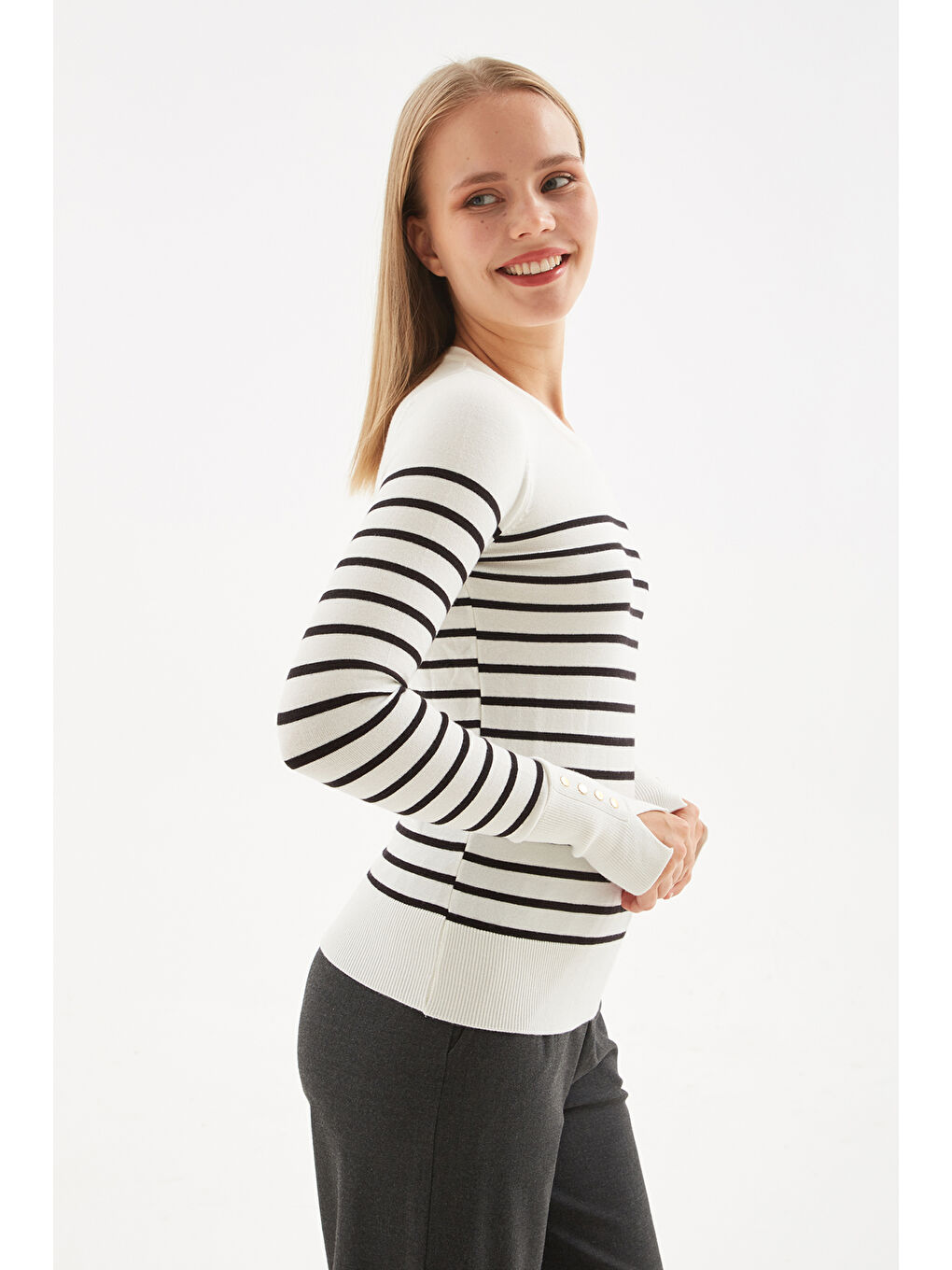 Ekru Regular Fit Bisiklet Yaka Düğme Detaylı Kazak 25K0023K1-3