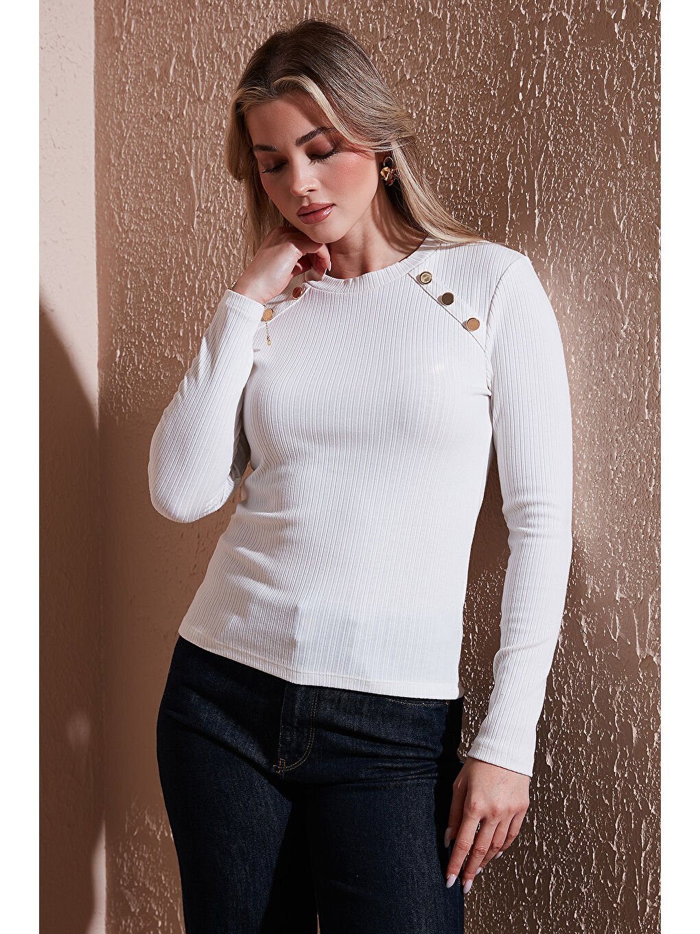 Ekru Regular Fit Bisiklet Yaka Düğme Detaylı Bluz 25K0252K1-3