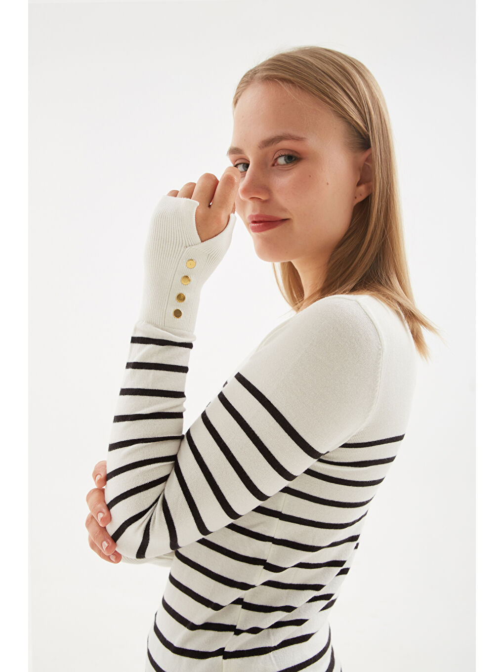 Ekru Regular Fit Bisiklet Yaka Düğme Detaylı Kazak 25K0023K1-4