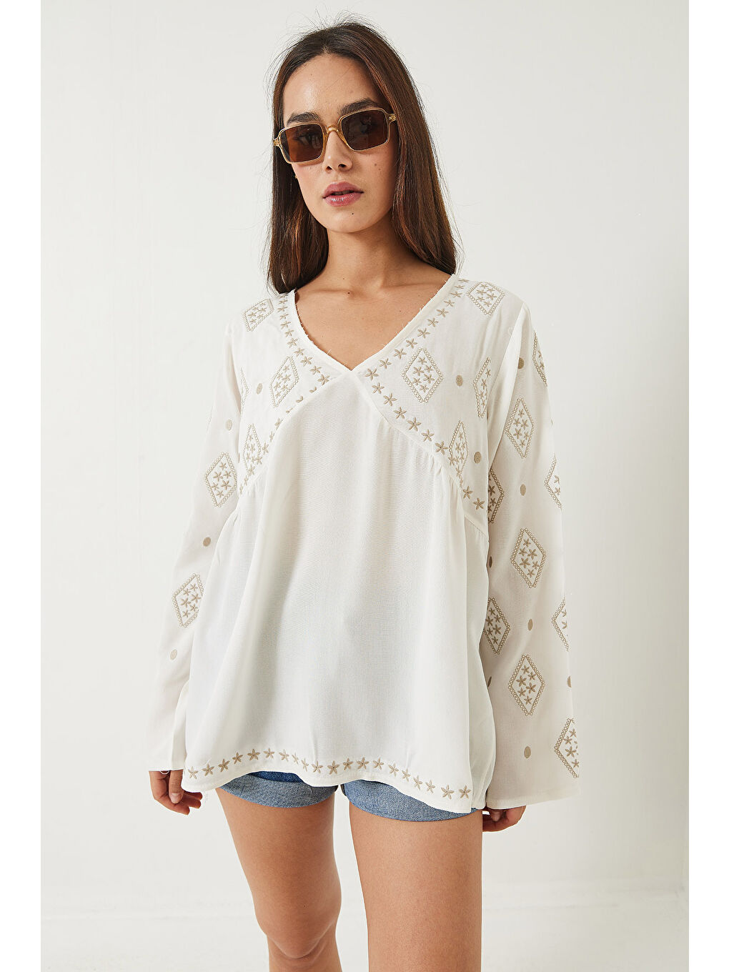 Ekru Kadın V Yaka Nakışlı Pamuklu Bluz-1