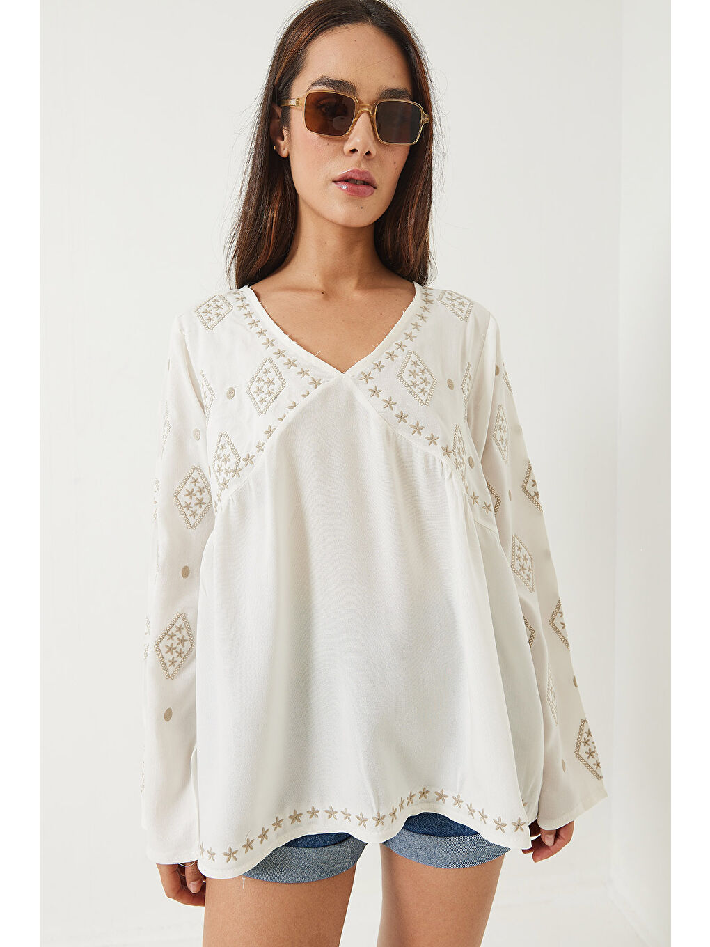 Ekru Kadın V Yaka Nakışlı Pamuklu Bluz-2