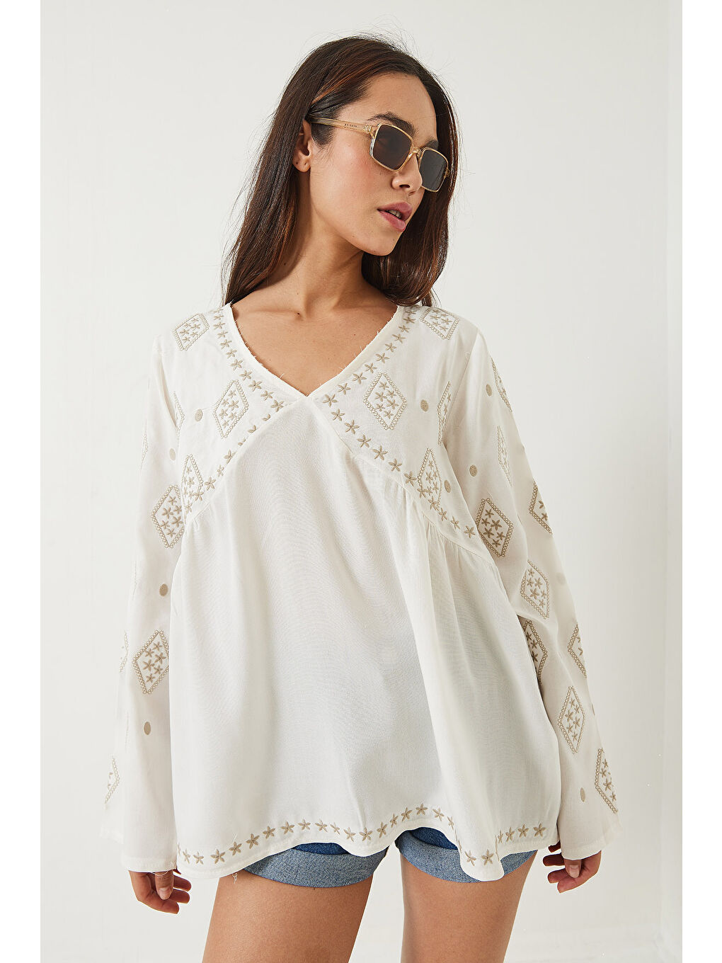 Ekru Kadın V Yaka Nakışlı Pamuklu Bluz-3