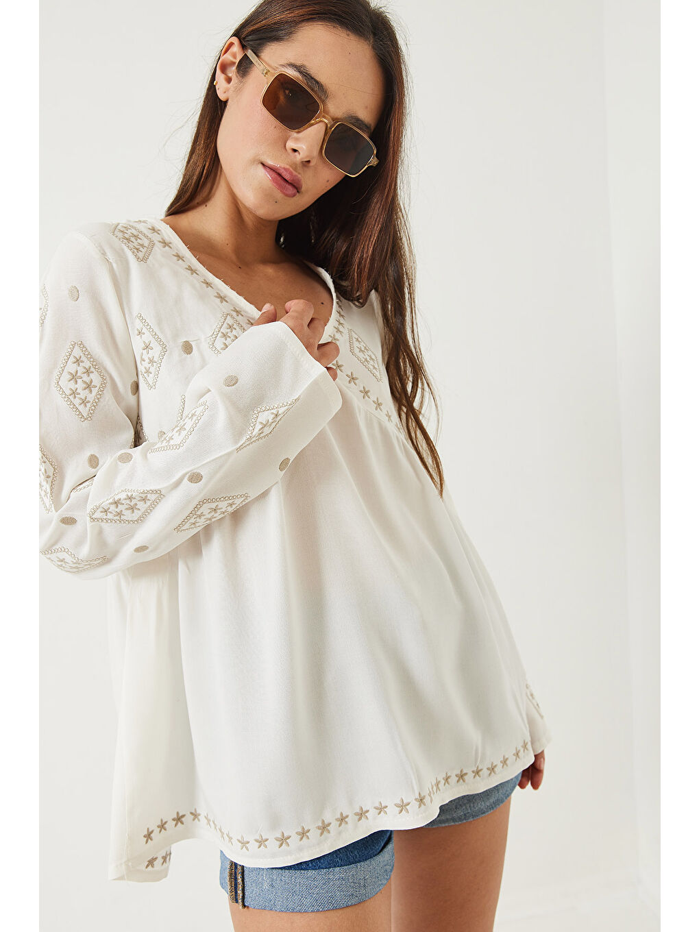 Ekru Kadın V Yaka Nakışlı Pamuklu Bluz-5
